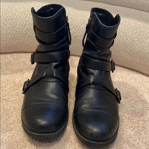 Woman’s Ugg boot SZ 10